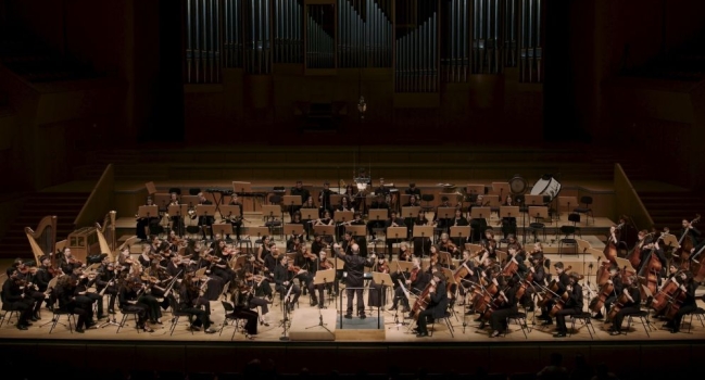 Η Ντόρα Μπακοπούλου και η Catherine Larsen-Maguire με την Underground Youth Orchestra