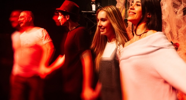 Κίτρινο Φεγγάρι: Η μπαλάντα της Λέιλα και του Λη