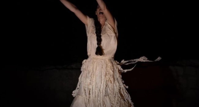 Η ΦΟΝΙΣΣΑ / ΤΗΣ ΩΡΑΣ ΚΥΝΗΓΗΤΟΝ ταξιδεύει..