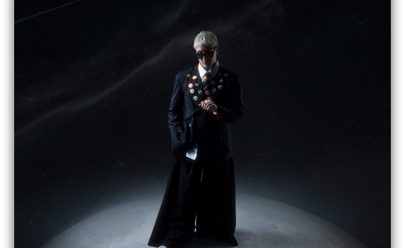 Ο good job Nicky κυκλοφορεί επίσημα το Dark side of the moon