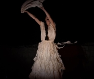 Η ΦΟΝΙΣΣΑ / ΤΗΣ ΩΡΑΣ ΚΥΝΗΓΗΤΟΝ ταξιδεύει..