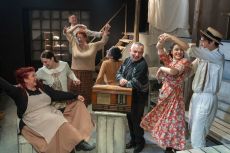 ΧΟΡΕΥΟΝΤΑΣ ΣΤΗ ΛΟΥΝΑΣΑ 