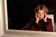 Η ΛΕΝΙ ΡΙΦΕΝΣΤΑΛ ΚΟΙΜΑΤΑΙ ΤΑ ΒΡΑΔΙΑ; 2η χρονιά 