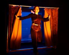 ΑΦΗΓΗΤΡΙΑ ΤΑΙΝΙΩΝ 