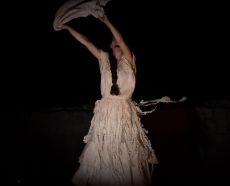 Η ΦΟΝΙΣΣΑ / ΤΗΣ ΩΡΑΣ ΚΥΝΗΓΗΤΟΝ ταξιδεύει.. 