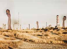 Καθόμαστε Σε Ένα Τραπέζι. Ο Ένας Κοιτάει Τις Γρίλιες. Από Κάπου Ακούγεται Ο Τελευταίος Λύκος 