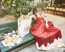 ΜΑΡΙ ΑΝΤΟΥΑΝΕΤ - Savon Original: Η Ασφυξία Του Πούπουλου Όταν Πέφτει 