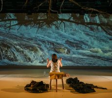 Ο ΟΜΦΑΛΟΣ ΤΗΣ ΓΗΣ 