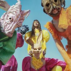 Cilia Katrali: Κυκλοφορεί το νέο της άλμπουμ Ανάποδα 