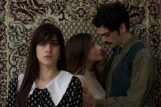 Τα τρία φιλιά… Η Σταχτιά γυναίκα 