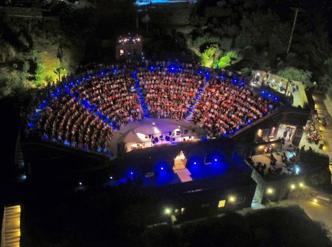 Anoixto theatro by Vaggelis Loukisas